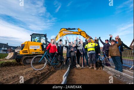 Photocall for Cala Homes costruzione di un percorso centrale per camminare e andare in bicicletta da Gullane a West Fenton, East Lothian, Scozia, Regno Unito Foto Stock