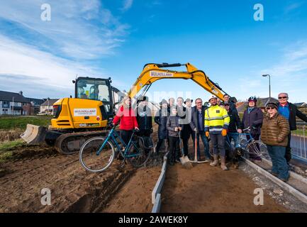 Photocall for Cala Homes costruzione di un percorso centrale per camminare e andare in bicicletta da Gullane a West Fenton, East Lothian, Scozia, Regno Unito Foto Stock