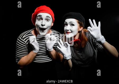 Simpatici artisti mime su nero. Girovita ritratto di uomo e donna Foto Stock