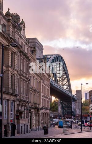 Classica architettura georgiana della città di Grainger, Newcastle upon Tyne, con il famoso ponte Tyne sullo sfondo Foto Stock