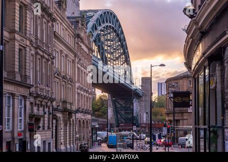 Classica architettura georgiana della città di Grainger, Newcastle upon Tyne, con il famoso ponte Tyne sullo sfondo Foto Stock