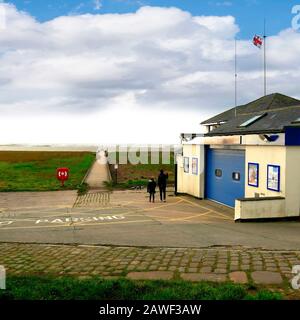 La stazione della scialuppa di salvataggio di RNLI a Lytham nell'estuario del fiume Ribble dove incontra il Mare d'Irlanda nel Lancashire England Grace Darling era t Foto Stock