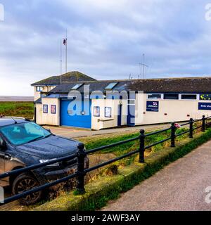 La stazione della scialuppa di salvataggio di RNLI a Lytham nell'estuario del fiume Ribble dove incontra il Mare d'Irlanda nel Lancashire England Grace Darling era t Foto Stock