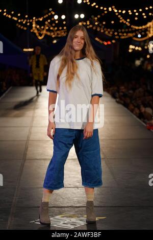 Quebec, Canada. Un modello si posa sulla pista alla sfilata di moda Ancora Una Volta tenutasi durante il Fashion and Design Festival di Montreal Foto Stock