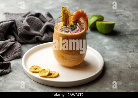 Leche de tigre, peruviano, Ecuador, cibo latino-americano, cocktail di pesce crudo ceviche con lime, aji limon e coriandolo. Cibo tradizionale peruviano con s Foto Stock