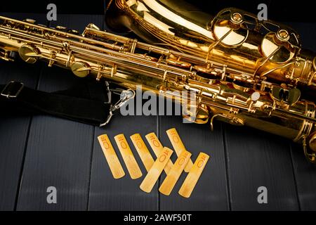 set di canne da porre nella bocca pezzo di un sassofono Foto Stock