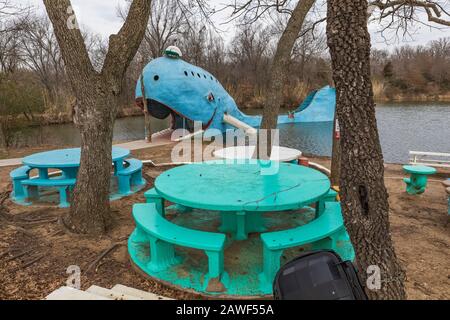 The Blue Whale of Catoosa, un parco per famiglie lungo la Route 66 in Oklahoma, Stati Uniti [Nessun rilascio di proprietà; disponibile solo per le licenze editoriali] Foto Stock