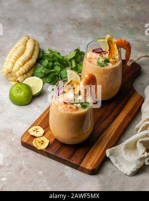 Leche de tigre, peruviano, Ecuador, cibo latino-americano, cocktail di pesce crudo ceviche con lime, aji limon e coriandolo. Cibo tradizionale peruviano con s Foto Stock