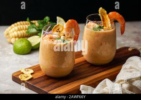 Leche de tigre, peruviano, Ecuador, cibo latino-americano, cocktail di pesce crudo ceviche con lime, aji limon e coriandolo. Cibo tradizionale peruviano con s Foto Stock