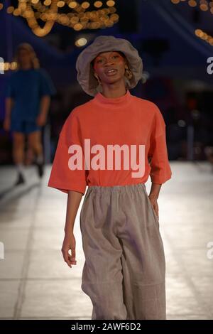 Quebec, Canada. Un modello cammina sulla pista alla sfilata di moda Ancora Una Volta tenutasi durante il Fashion and Design Festival di Montreal Foto Stock