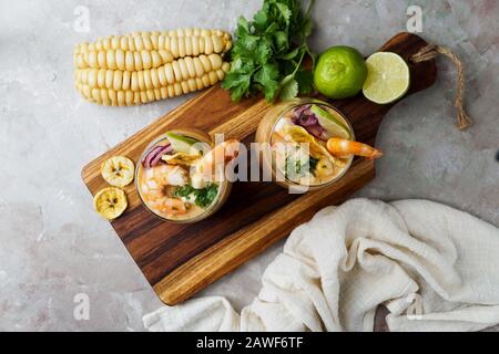 Leche de tigre, peruviano, Ecuador, cibo latino-americano, cocktail di pesce crudo ceviche con lime, aji limon e coriandolo. Cibo tradizionale peruviano con s Foto Stock