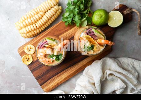 Leche de tigre, peruviano, Ecuador, cibo latino-americano, cocktail di pesce crudo ceviche con lime, aji limon e coriandolo. Cibo tradizionale peruviano con s Foto Stock