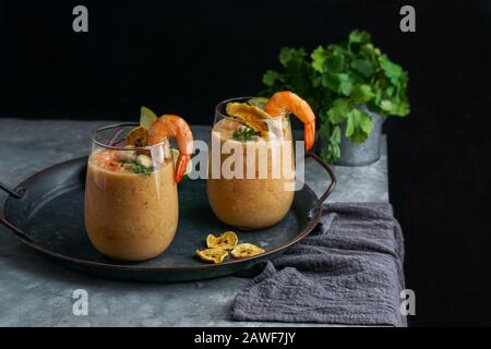 Leche de tigre, peruviano, Ecuador, cibo latino-americano, cocktail di pesce crudo ceviche con lime, aji limon e coriandolo. Cibo tradizionale peruviano con s Foto Stock