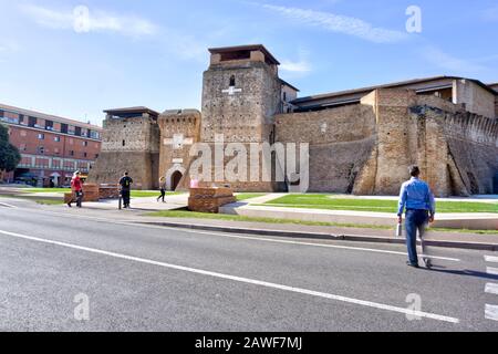 Rimini, Italia - 20 ottobre 2019: Castel Sismondo con movimento pedoni sfocati in primo piano Foto Stock