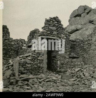 Viaggi nei deserti egiziani superiori. Mons Claudianus. La città. - Pag-e 124.. .^ V^-*rq? Ft &lt; Mons Claudianus. Camere sul lato ovest del piazzale oi theTemple. La soglia e la base di una colonna del graniteportico sono visibili a destra. - pagina 126. XX. PL Le Cave Di Mons Claudianus. 121 dopo aver puntato con il dito magro verso il suo sacco di legno, che era ogni giorno in diminuzione di dimensioni, e poi ai cani affamati, smontati fromhis cammello, legato uno dei cani, e handedit al suo amico selvaggio. Poche ore laterna un'altra figura stracciata, questa volta un Bishari, che trasporta un lungo GU Foto Stock