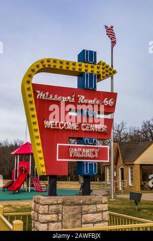 Segnale all'autostrada 66 Welcome Center, con un tema nostalgico della Route 66, lungo l'Interstate 44 a Conway, Missouri, Stati Uniti Foto Stock