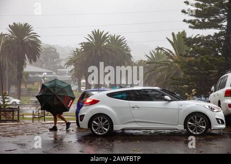 Sydney, Australia. 9th Feb 2020. Heavy Rains battter Sydney, la gente del posto lotta con gli ombrelloni in Avalon Beach Sydney in un giorno umido e tempestoso estati, Australia Credit: Martin berry/Alamy Live News Foto Stock