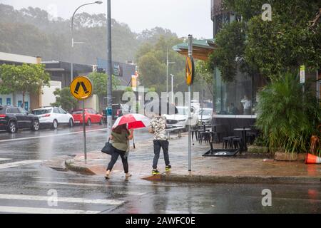 Sydney, Australia. 9th Feb 2020. Heavy Rains battter Sydney, la gente del posto lotta con gli ombrelloni in Avalon Beach Sydney in un giorno umido e tempestoso estati, Australia Credit: Martin berry/Alamy Live News Foto Stock