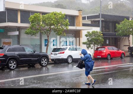 Sydney, Australia. 9th Feb 2020. Heavy Rains battter Sydney, la gente del posto lotta con gli ombrelloni in Avalon Beach Sydney in un giorno umido e tempestoso estati, Australia Credit: Martin berry/Alamy Live News Foto Stock