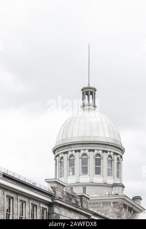 Bellissimo edificio bianco con una cupola. Bonsecours mercato a Montreal, Quebec. Foto Stock