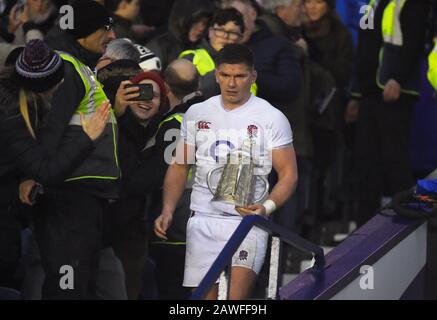 BT Murrayfield Stadium.Edinburgh.Scotland, Regno Unito. 8th Feb, 2020. Test Match Di Guinness Sei Nazioni Scozia Vs Inghilterra. Owen Farrell capitano Inghilterra con la Coppa Calcutta dopo la vittoria sulla Scozia . Credito: Eric mccowat/Alamy Live News Foto Stock