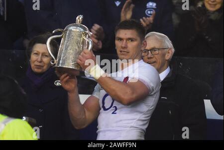 BT Murrayfield Stadium.Edinburgh.Scotland, Regno Unito. 8th Feb, 2020. Test Match Di Guinness Sei Nazioni Scozia Vs Inghilterra. La Principessa Royal presenta la Calcutta Cup all'Inghilterra Capitano Owen Farrell dopo la vittoria sulla Scozia . Credito: Eric mccowat/Alamy Live News Foto Stock