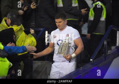 BT Murrayfield Stadium.Edinburgh.Scotland, Regno Unito. 8th Feb, 2020. Test Match Di Guinness Sei Nazioni Scozia Vs Inghilterra. Inghilterra Capitano Owen Farrell con la Coppa Calcutta dopo la vittoria sulla Scozia . Credito: Eric mccowat/Alamy Live News Foto Stock