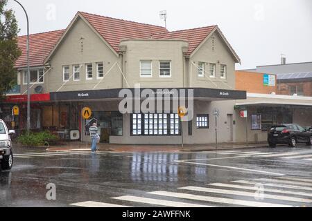 Forti tempeste e pesanti battitori di pioggia Sydney nel febbraio 2020, la gente del posto ad Avalon Beach Sydney che porta ombrelloni in una giornata di estati bagnate, Australia Foto Stock