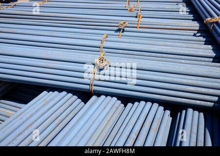 Pila di barre di acciaio rotonde Foto Stock