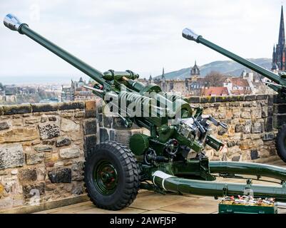 Armi da campo di artiglieria leggera L118 che si affacciano sul centro della città, sul Mills Mount, sul Castello di Edimburgo, Scozia, Regno Unito Foto Stock