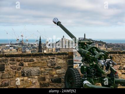 Una pistola a una o'clock, una pistola da campo di artiglieria leggera L118 che si affaccia sul centro della città e su Calton Hill, Mills Mount, Edinburgh Castle, Scozia, Regno Unito Foto Stock