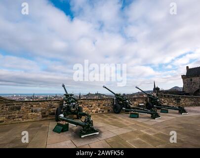 Armi da campo di artiglieria leggera L118 che si affacciano sul centro della città, sul Mills Mount, sul Castello di Edimburgo, Scozia, Regno Unito Foto Stock