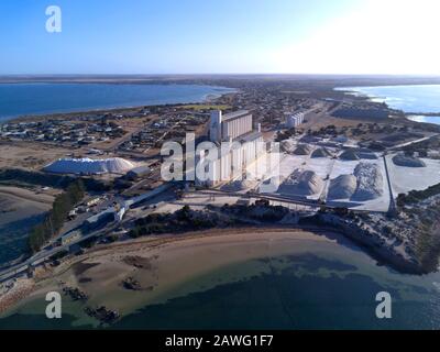 Antenna dei silos di grano e degli impianti di trattamento del gesso a Port Thevenard South Australia Foto Stock