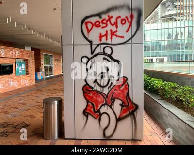 Hong Kong - 12 novembre 2019: Winnie i graffiti del Pooh con la logan in protesta nel campus HKU. Winnie il Pooh è vietato in cina, in quanto il presidente xi è descritto il suo volto come questo orso Disney Foto Stock