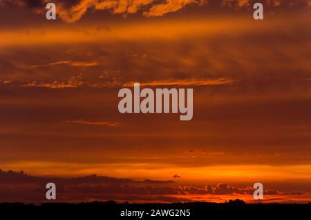 Tramonto sul lago Chascomus, arancione nuvoloso cielo bello. Provincia Di Buenos Aires, Argentina. Foto Stock