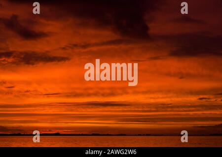 Tramonto sul lago Chascomus, arancione nuvoloso cielo bello. Provincia Di Buenos Aires, Argentina. Foto Stock