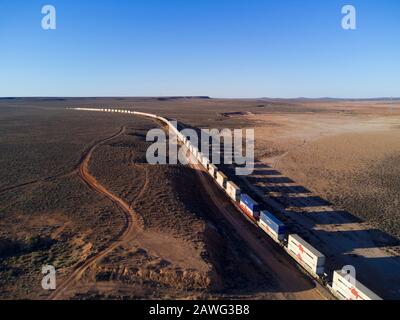 Aereo di trasporto merci intermodale con container a due piani che parte da Port Augusta al tramonto Foto Stock