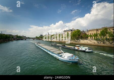 Chiatte sul fiume Senna a Parigi Foto Stock