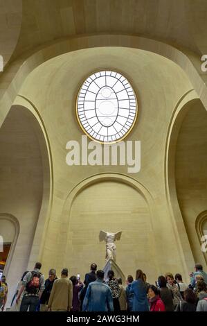 Visitatori che guardano Nike di Samotracia antica statua greca nel museo del Louvre, Parigi Foto Stock