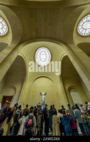 Visitatori che guardano Nike di Samotracia antica statua greca nel museo del Louvre, Parigi Foto Stock