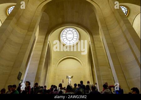 Visitatori che guardano Nike di Samotracia antica statua greca nel museo del Louvre, Parigi Foto Stock