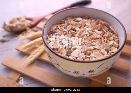 avene in una ciotola per la prima colazione di mattina, mangiare sano Foto Stock