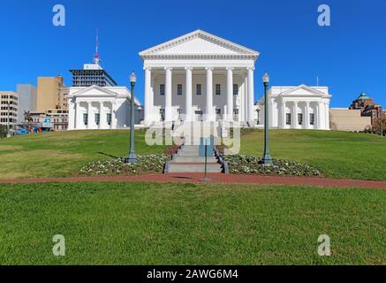 Facciata frontale e passaggio pedonale per l'edificio neoclassico del Campidoglio dello Stato della Virginia a Richmond, contro un cielo blu luminoso Foto Stock