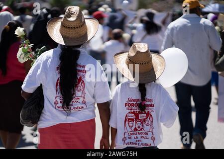 Chilapa, Messico. 08th Feb, 2020. Una donna e un bambino indossano magliette che richiedono giustizia e verità. Centinaia di persone partecipano a una marcia per la verità, la giustizia e la pace per protestare contro il numero di persone che sono state uccise o scomparse intorno allo stato di Guerrero. I membri del LeBaron si unirono al gruppo insieme al professor Diaz Navarro. Credito: Lexie Harrison-Cripps/Alamy Live News Foto Stock