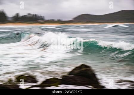 Palm Beach, New South Wales, Australia. 9th Feb, 2020. Le onde si rompono. Nelle prossime 24 ore viene monitorato un canale costiero al largo della costa del NSW per lo sviluppo della East Coast Low. Questo sistema si muoverà solo lentamente verso sud e porterà periodi di pioggia sempre più diffusi e prolungati al cacciatore e alla costa meridionale del NSW. Le previsioni sulle alte maree da domenica a martedì possono esacerbare le condizioni delle inondazioni nelle zone costiere più basse. Un severo avvertimento di tempo è stato emesso per il Metropolitan, Illawarra, Costa del Sud e parti dei fiumi del Nord, Costa del Nord Centrale, Hunter, Tablelands Centrale, Tableland del Sud Foto Stock