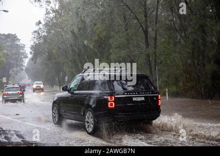 Palm Beach, Sydney, 9th Febbraio 2020. Forti piogge e forti venti causano inondazioni flash su Barrenjoey Road , Sydney,.Australia credit :martin berry/Alamy live news. Foto Stock