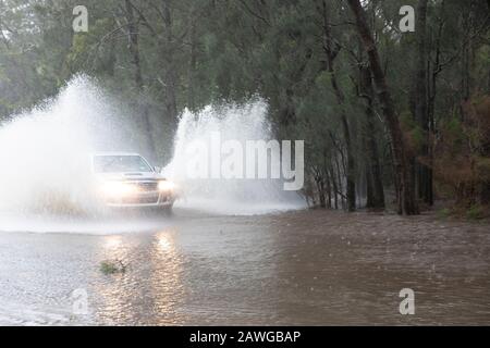 Palm Beach, Sydney, 9th Febbraio 2020. Forti piogge e forti venti causano inondazioni flash su Barrenjoey Road , Sydney,.Australia credit :martin berry/Alamy live news. Foto Stock