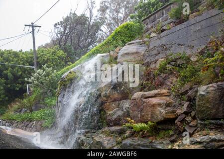 Palm Beach, Sydney, 9th Febbraio 2020. Forte pioggia causa flash inondazioni attraverso Sydney, Australia credito :martin bacche / Alamy notizie dal vivo. Foto Stock