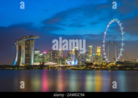 skyline di singapore presso la baia marina e i giardini Foto Stock