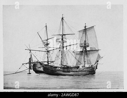 Le navi e i marinai di vecchio Salem; il record di una brillante era di successo americano . bordo, che siamo stati obbligati a prendere sotto peso, e spiccano dalla Mole, tuttavia le barche, con gli uomini, le donne e i bambini, stanno vogando dopo di noi. Così ithas è stato in ogni posto che abbiamo visitato. A Port Mahon sono stati visitati da tutti gli ufficiali del nostro squadrone. Ulteriori notizie sono state trasmesse alla città ammirata Salem per mezzo di un articolo nel Registro Essex sotto dateof Oct. 25th: Dopo aver notato l'attenzione prestata al bargeCleopatra americano, a Roma, non abbiamo potuto rifiutare il piacere di assu Foto Stock